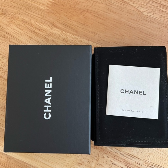 CHANEL CC Pearl Drop Earrings - Picture 5 of 5